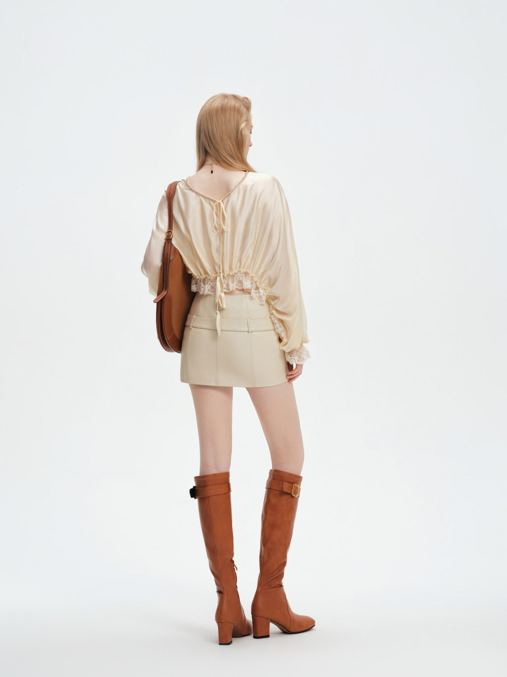 Leather mini skirt metal LOGO zipper pull detail