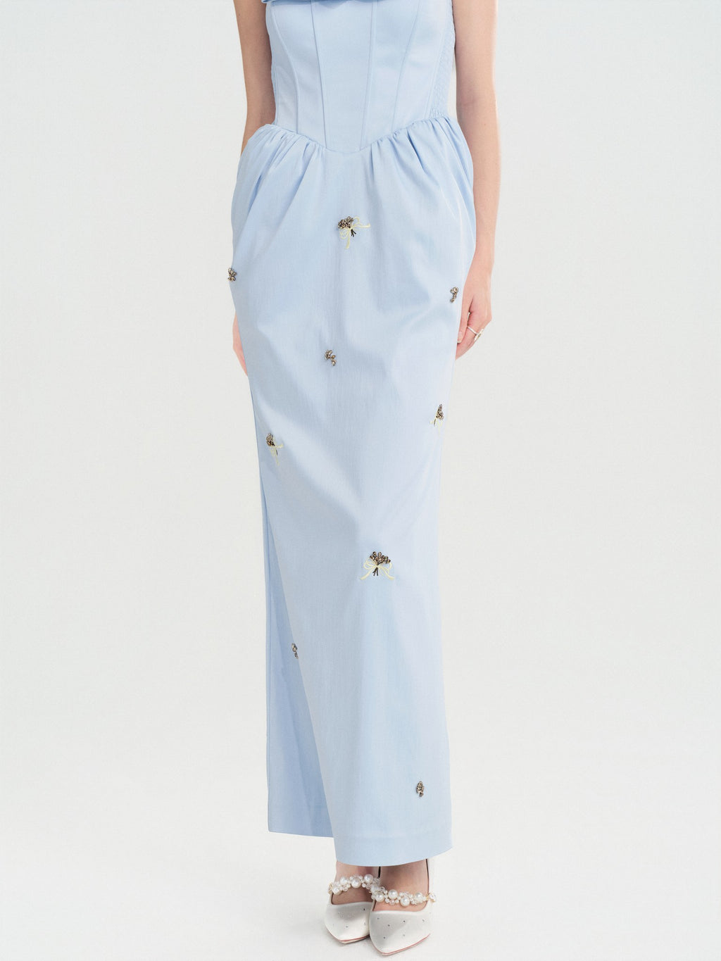 Pearl Wonderland Embroidered Bow Tube Dress movement